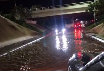 Arroyo arrastra un vehículo en la colonia Rosales, en Culiacán