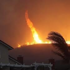Captan «tornado de fuego» durante apocalíptico incendio forestal en Canadá | VIDEO