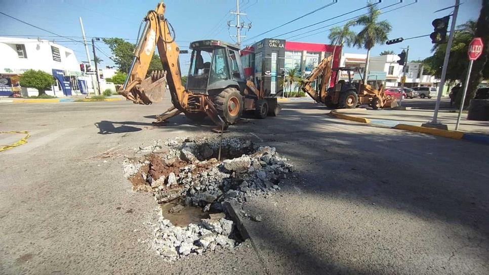 Aparece megasocavón frente al Palacio Municipal de Ahome