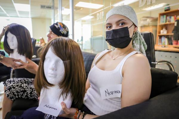 Para tratamiento oncológico, reciben mujeres pelucas elaboradas en el «taller de la Maestra Coco» de DIF Sinaloa