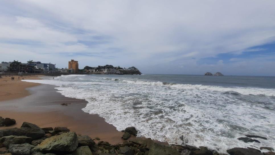 Ahogamiento de personas en playas de Mazatlán se da porque bañistas no respetan señalamientos y se confían: alcalde