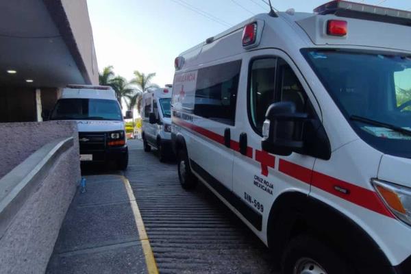Ambulancias hacen fila de hasta 5 horas para dejar a pacientes por falta de camas en el IMSS de Los Mochis