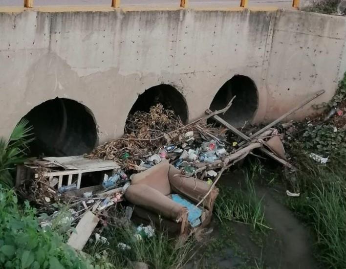 Sillones, basura y hasta un refrigerador, sacan del dren Álamos en Los Mochis