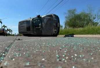 Intenta incorporarse a transitado bulevar y provoca aparatosa volcadura en Los Mochis