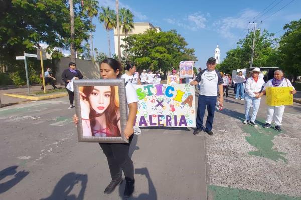 Marchan en exigencia de justicia por Valeria Dallana en Los Mochis