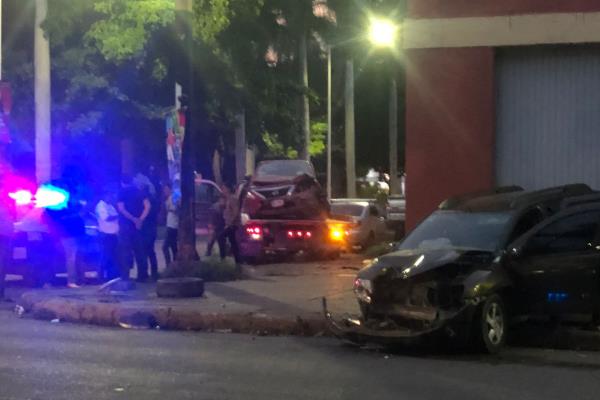 Aparatoso choque por el Leyva Solano en Culiacán deja dos autos en pérdida total y personas lesionadas 