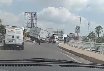 Camión de carga choca contra el barandal del puente José Limón en Culiacán