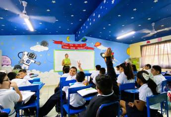 Maestra de Mazatlán recrea el universo en su salón de clases