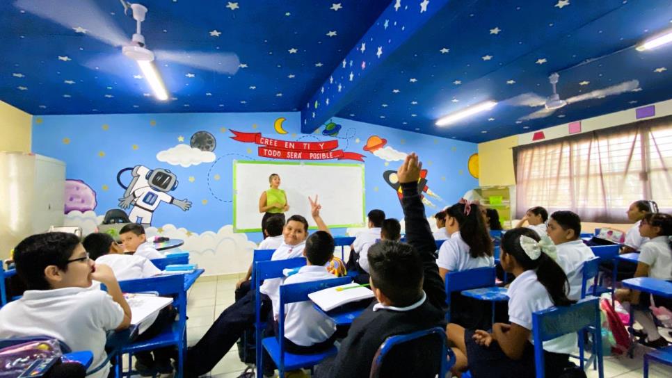 Maestra de Mazatlán recrea el universo en su salón de clases