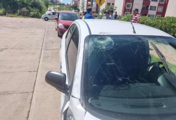 Un joven en moto resulta herido al chocar contra un auto en Cumbres de Culiacán 