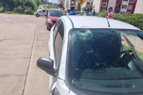 Un joven en moto resulta herido al chocar contra un auto en Cumbres de Culiacán 