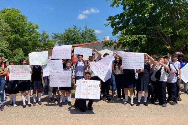 Alumnos toman secundaria en El Fuerte; está «abandonada», sin luz ni agua