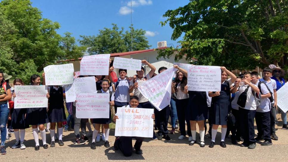 Alumnos toman secundaria en El Fuerte; está «abandonada», sin luz ni agua