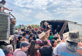 Vuelca camión cargado de galletas, se registran actos de rapiña 