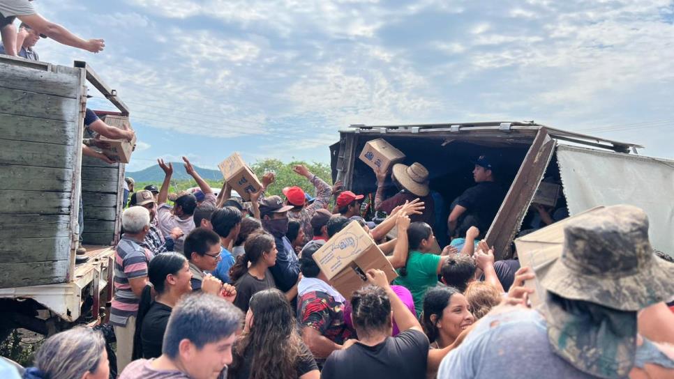 Vuelca camión cargado de galletas, se registran actos de rapiña 