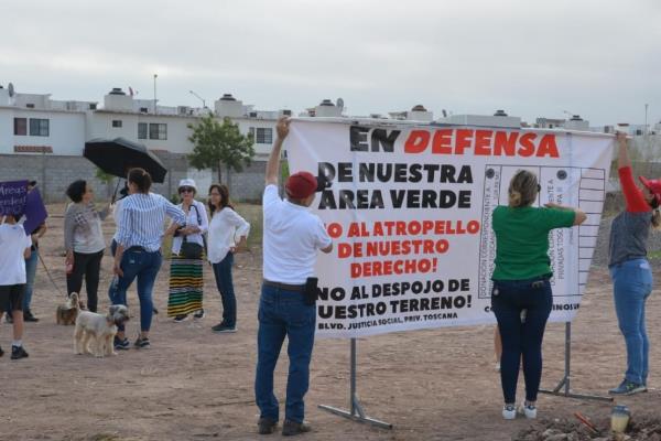 Protestan vecinos de privada Toscana por supuesto despojo de áreas verdes en Los Mochis