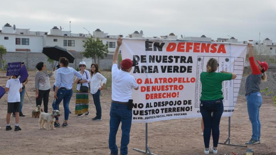 Protestan vecinos de privada Toscana por supuesto despojo de áreas verdes en Los Mochis