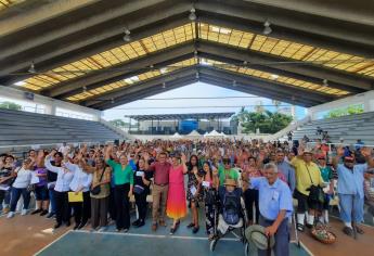 Entregan apoyos a madres solteras y adultos mayores de Mazatlán