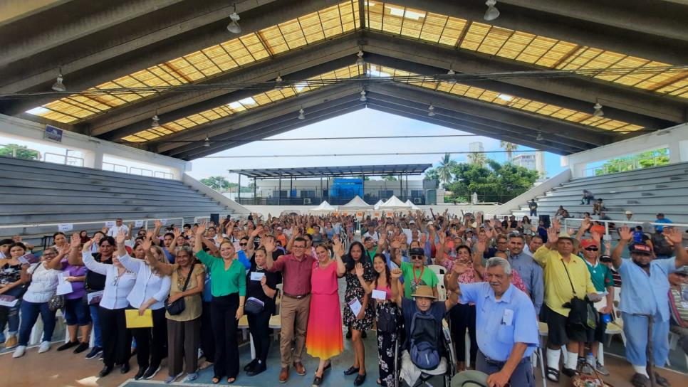 Entregan apoyos a madres solteras y adultos mayores de Mazatlán