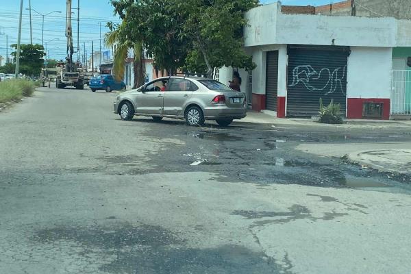 La avenida Walamo en Mazatlán está cubierta de baches tras lluvias