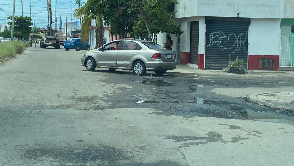 La avenida Walamo en Mazatlán está cubierta de baches tras lluvias