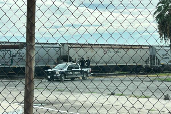 Tren arrolla a un hombre en Mazatlán y vive para contarlo