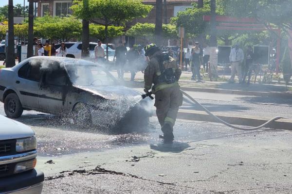 Vehículo termina calcinado tras incendiarse en transitado crucero de Los Mochis