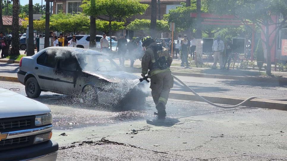 Vehículo termina calcinado tras incendiarse en transitado crucero de Los Mochis