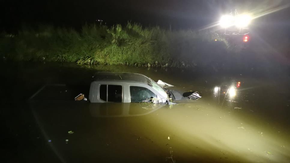 Conductor se salva de milagro tras canalazo en el Lateral 18 de Los Mochis