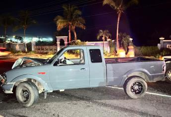 Camioneta embiste a pareja de motociclistas en Mazatlán