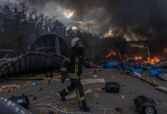 Rusia bombardea mercado en Ucrania, van al menos 16 muertos | VIDEO