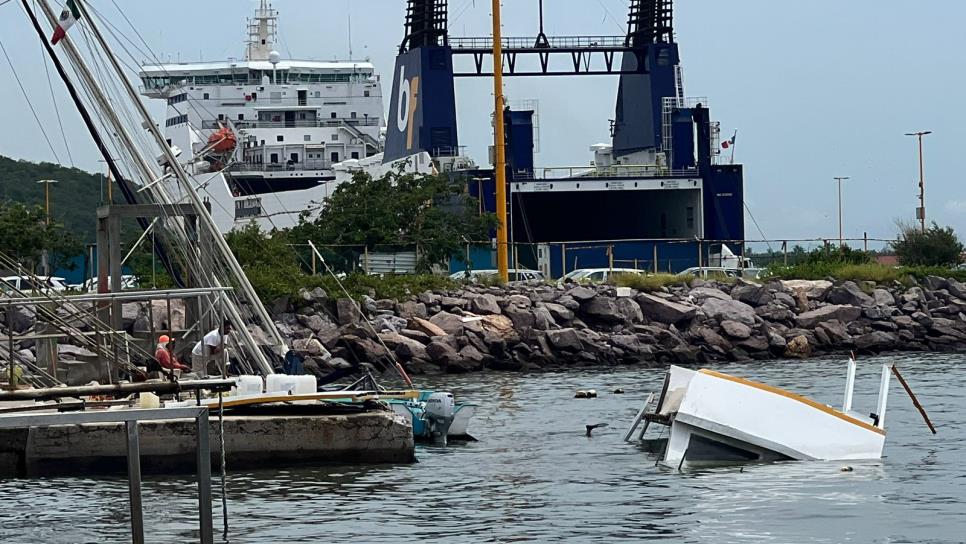 Se hunden dos yates en Mazatlán tras tormenta