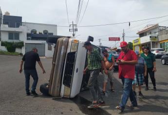 Vuelca camioneta de centro de rehabilitación de Los Chávez en la colonia Nuevo Culiacán | VIDEO