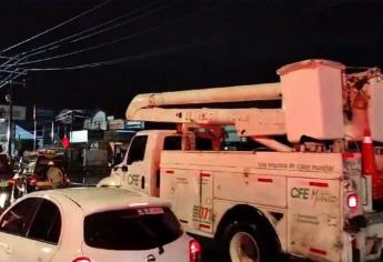 De noche y madrugada, la CFE trabaja a marchas forzadas para restablecer la energía eléctrica en colonias de Mazatlán 