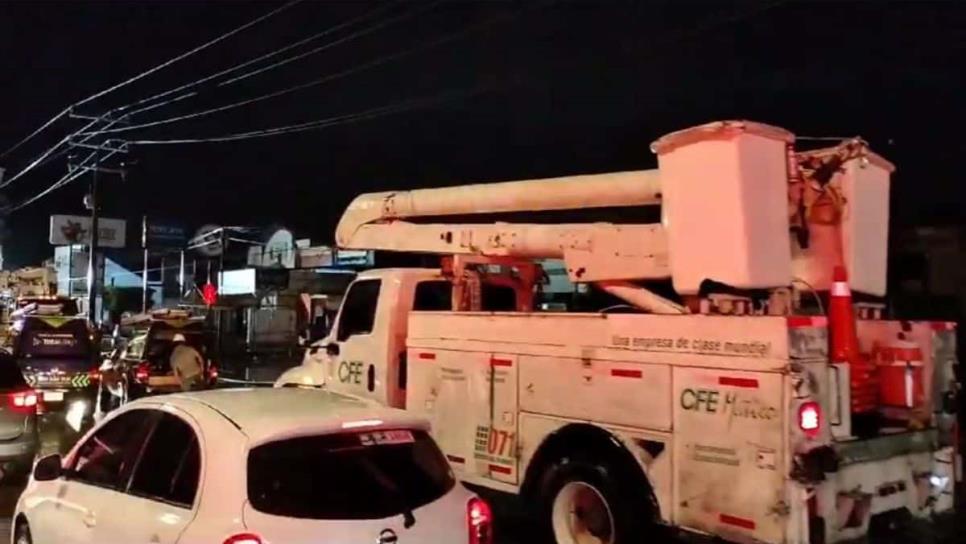 De noche y madrugada, la CFE trabaja a marchas forzadas para restablecer la energía eléctrica en colonias de Mazatlán 