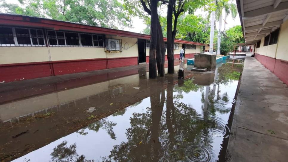 Al menos 20 escuelas sufren afectaciones e inundaciones por lluvias en Mazatlán