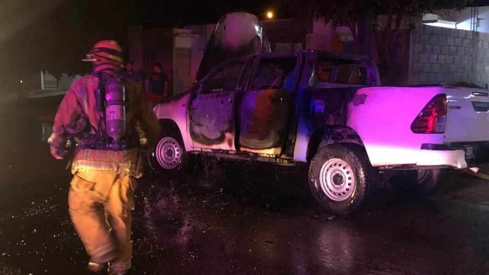 Camioneta termina calcinada tras incendiarse en Alturas del Sur, Culiacán Camioneta termina calcinada tras incendiarse en Alturas del Sur, Culiacán