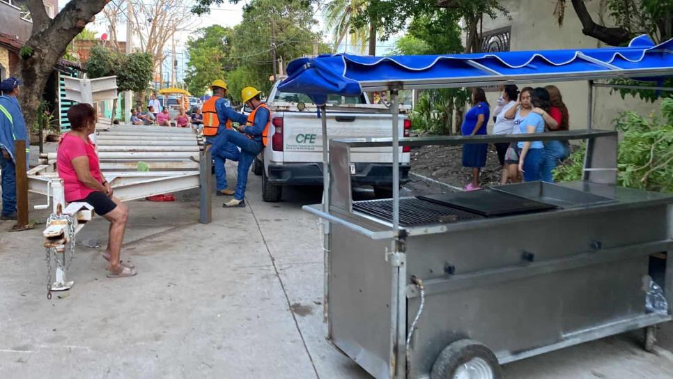 Vecinos retienen a trabajadores de la CFE en Mazatlán por fallas en el servicio