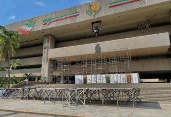 Instalan escenografía para festejo patrio en Palacio de Gobierno, en Culiacán