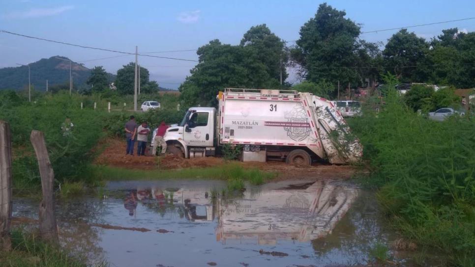 Avenida Las Flores en Mazatlán intransitable por sus malas condiciones