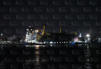 Se hunde barco carguero en Mazatlán; una mala maniobra provocó ingreso de agua