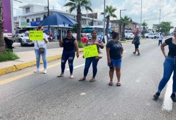 Hartos de no tener luz en kínder de Villa Unión, padres de familia bloquean la carretera