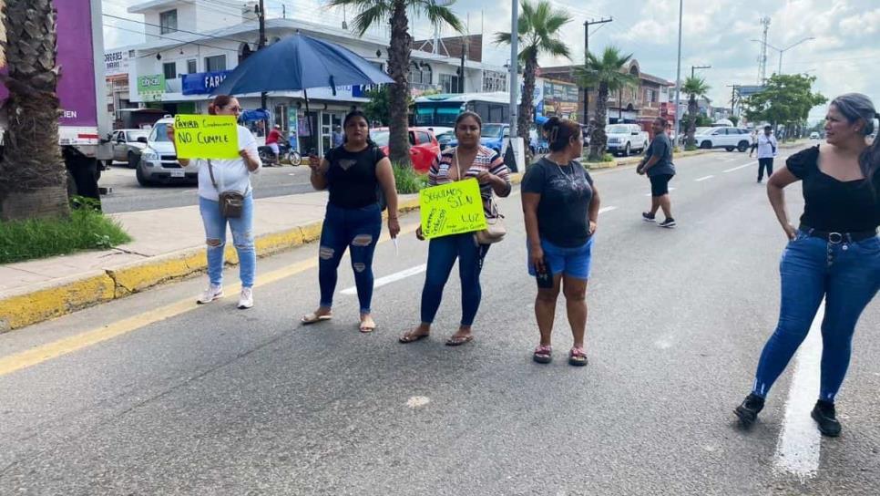 Hartos de no tener luz en kínder de Villa Unión, padres de familia bloquean la carretera