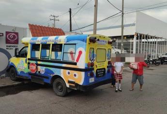 Autobús escolar choca contra un negocio en Mazatlán