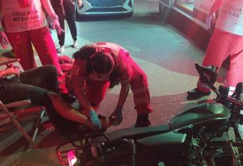 Sedán arrolla a joven motociclista en Culiacán