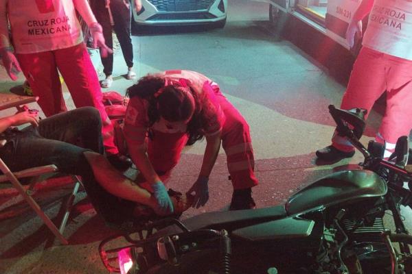 Sedán arrolla a joven motociclista en Culiacán