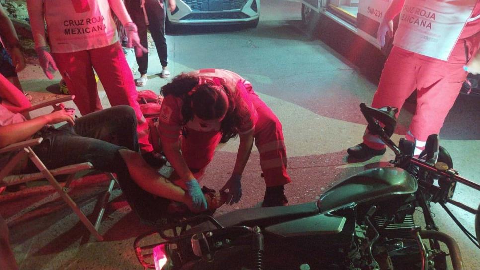 Sedán arrolla a joven motociclista en Culiacán