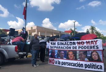 Trabajadores de la UAS se manifiestan en el Congreso; piden no haya persecución política contra el rector 