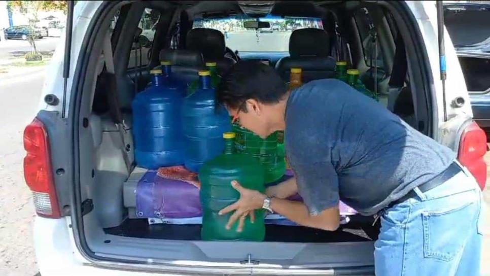 El mejor vecino, Humberto transporta garrafones para abastecer de agua a su colonia en Culiacán