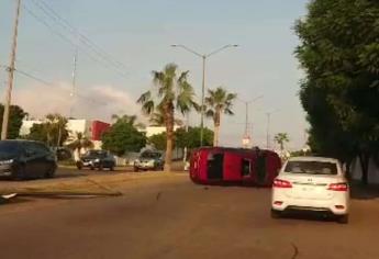 Un conductor termina volcado tras chocar contra un poste por la colonia Santa Fe en Culiacán.